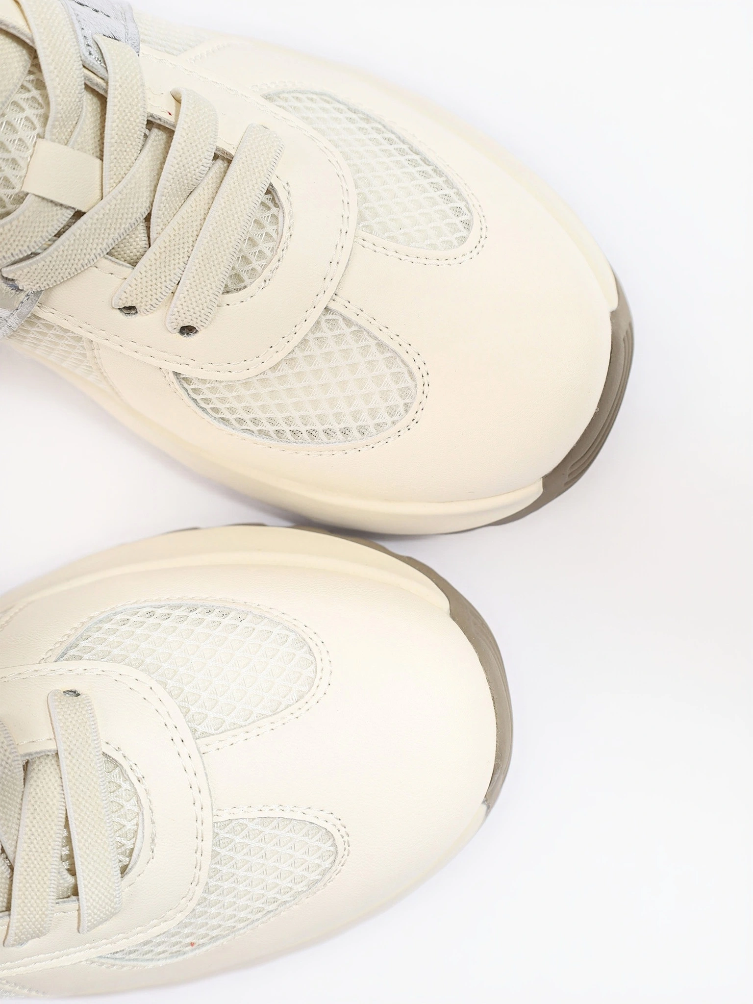 Кроссовки комбинированные белого цвета на средней подошве